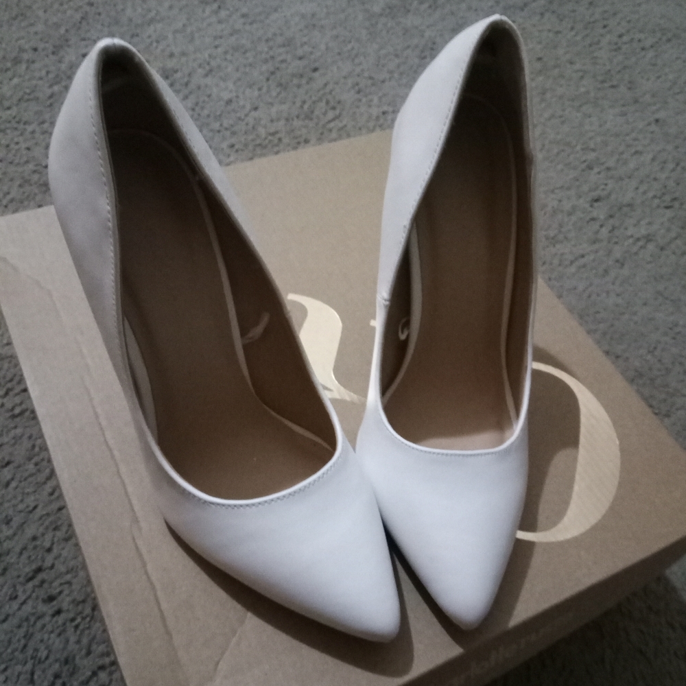 Sexy Ladies White Pumps - Picture 2 of 2